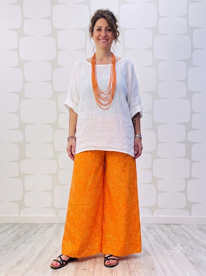 outfit con Blusa Cusco in lino bianca e Pantalone Nila arancio