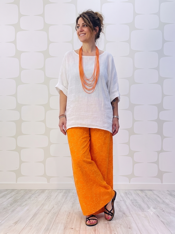 outfit con Blusa Cusco in lino bianca e Pantalone Nila arancio