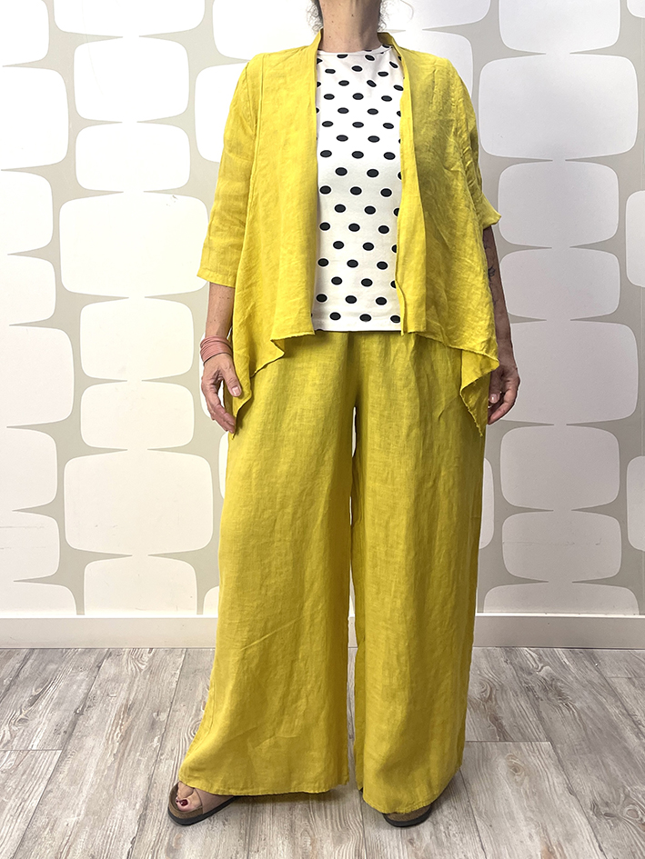 outfit con Coprispalle Santiago giallo e Pantalone La Paz giallo