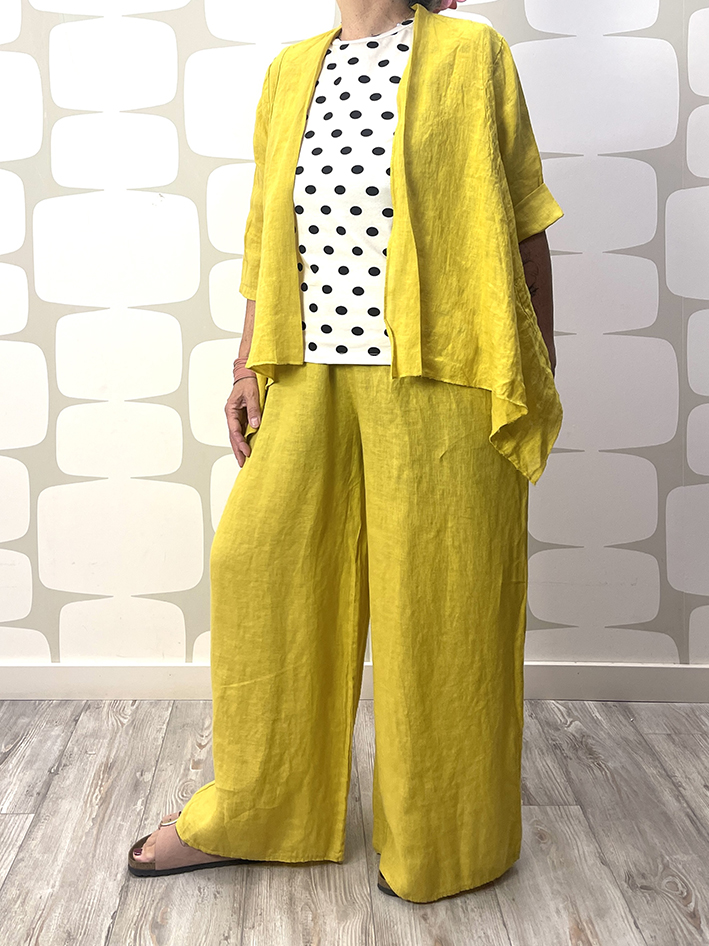 outfit con Coprispalle Santiago giallo e Pantalone La Paz giallo
