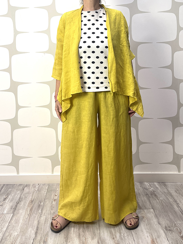 outfit con Coprispalle Santiago giallo e Pantalone La Paz giallo