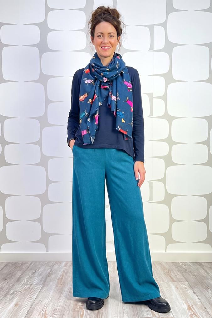outfit con Maglia Peuplier blu, Pantalone Blair ottanio e sciarpa bassotti