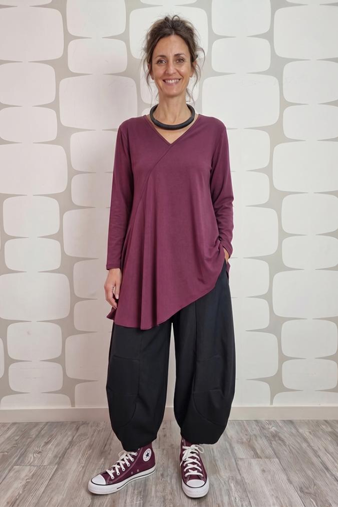 outfit con Maglia Geranium vino e Pantalone Sky nero