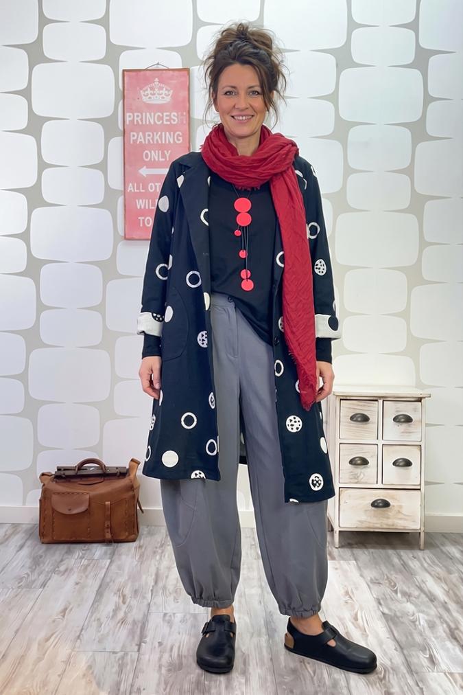 outfit con Spolverino Marguerite, Maglia Pavot nera e Pantalone Sky grigio