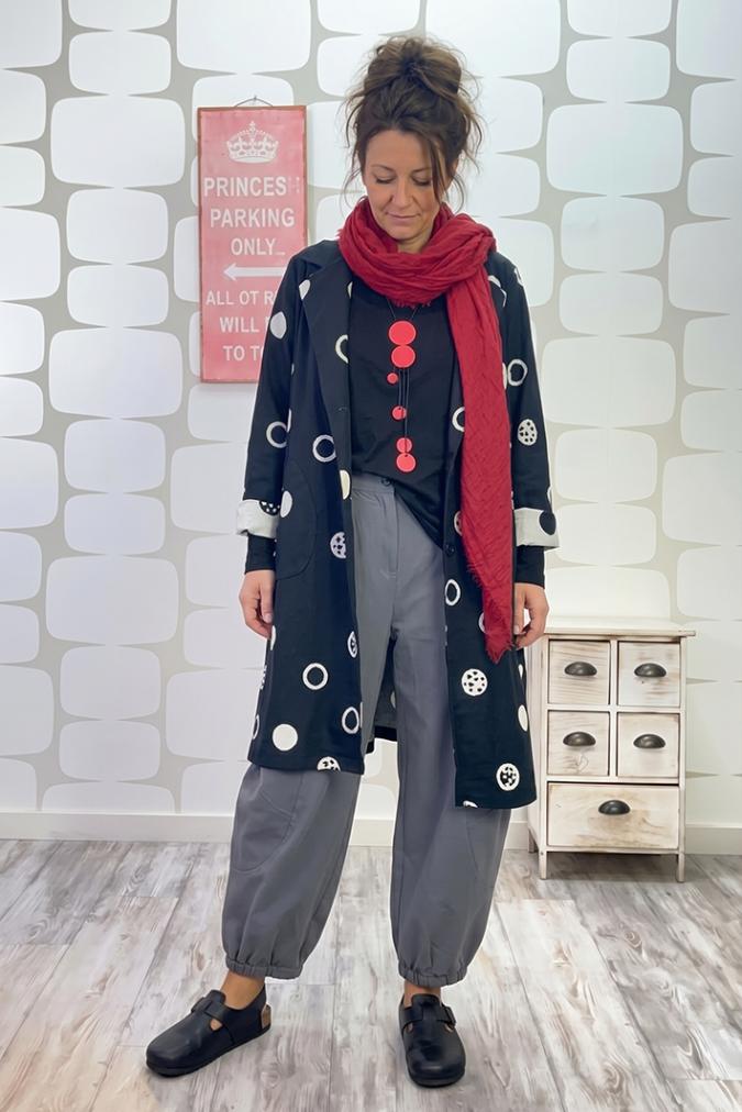 outfit con Spolverino Marguerite, Maglia Pavot nera e Pantalone Sky grigio