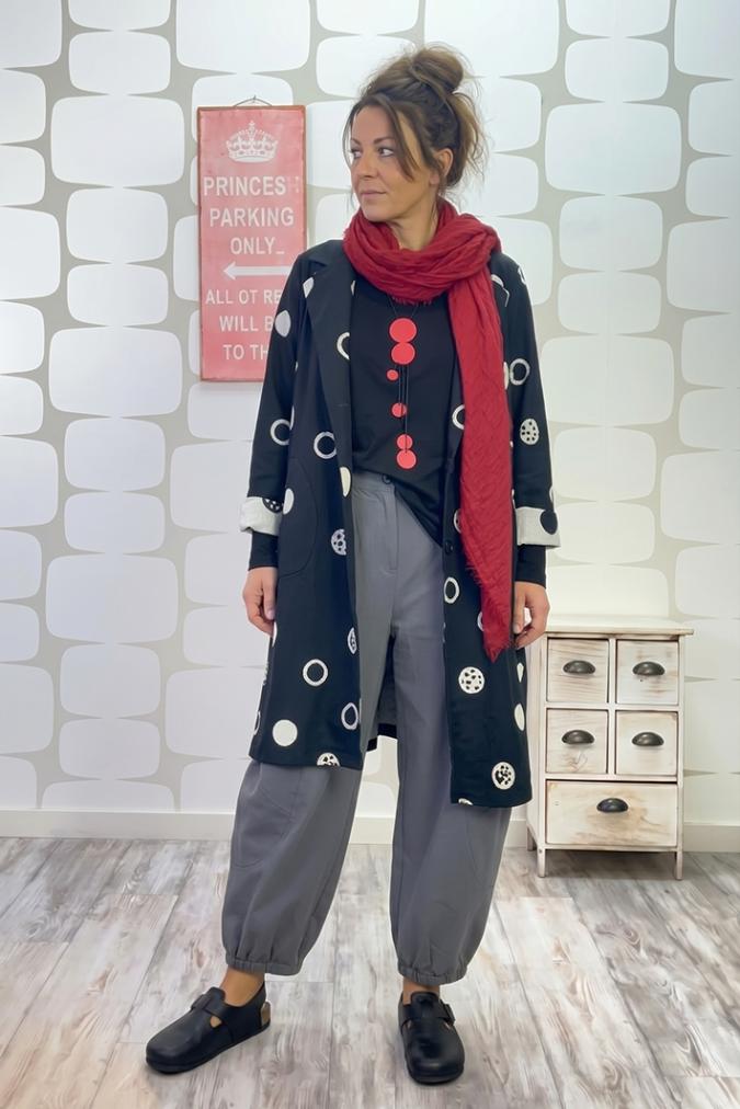 outfit con Spolverino Marguerite, Maglia Pavot nera e Pantalone Sky grigio