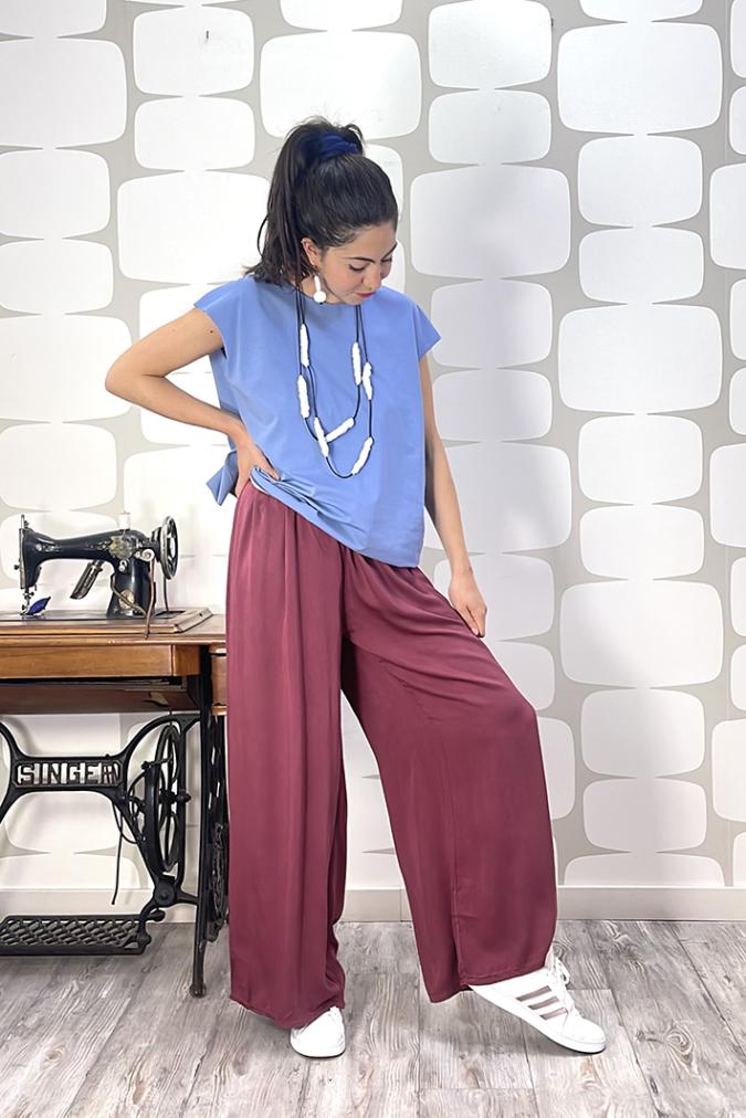 Maglia Avaler sartoriale denim con outfit con pantalone cosmo vino e canotta a riga larga denim e bianca sartoriale