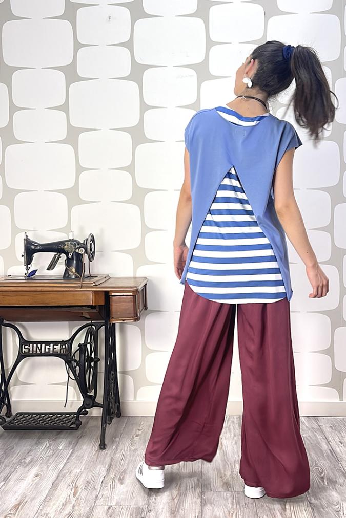 Maglia Avaler sartoriale denim con outfit con pantalone cosmo vino e canotta a riga larga denim e bianca sartoriale