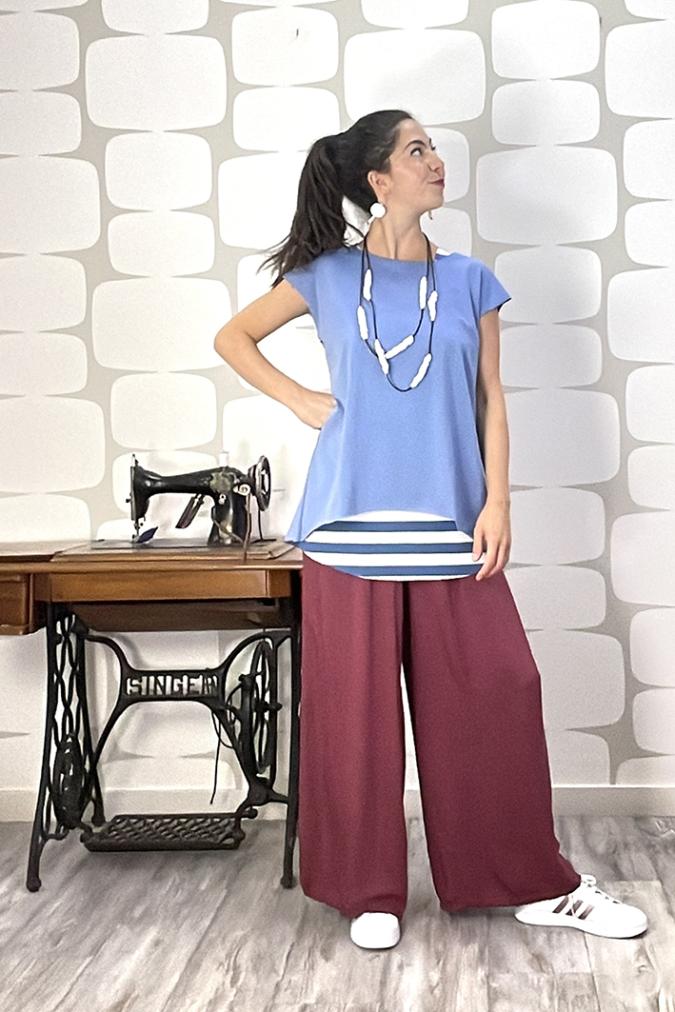 Maglia Avaler sartoriale denim con outfit con pantalone cosmo vino e canotta a riga larga denim e bianca sartoriale