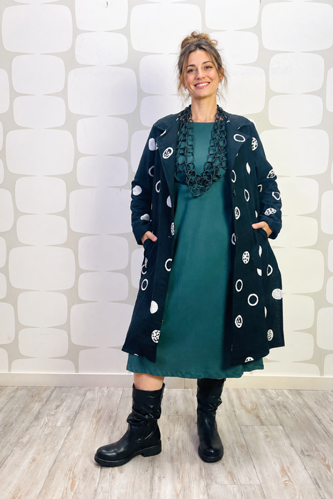 outfit con Spolverino Marguerite nero a pois bianchi e Abito Connie sartoriale 