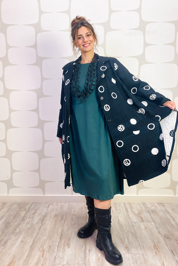 outfit con Spolverino Marguerite nero a pois bianchi e Abito Connie sartoriale 