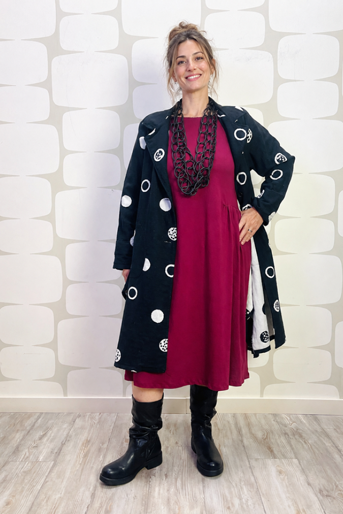 outfit con Spolverino Marguerite nero a pois bianchi e Abito Connie sartoriale 