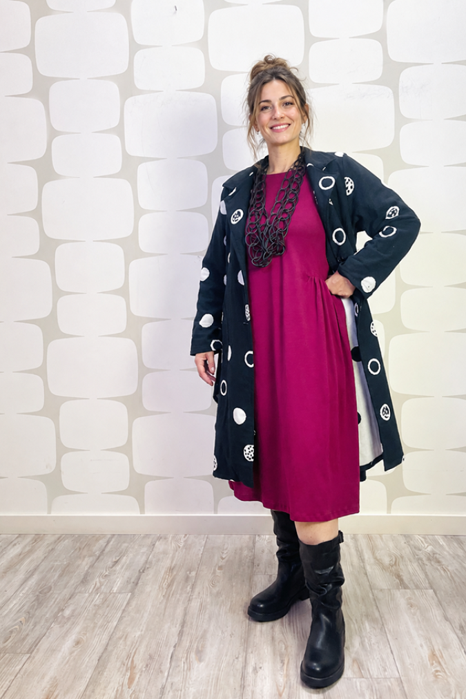 outfit con Spolverino Marguerite nero a pois bianchi e Abito Connie sartoriale 