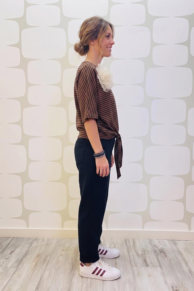 outfit con Blusa Dakota cacao e Pantalone June nero