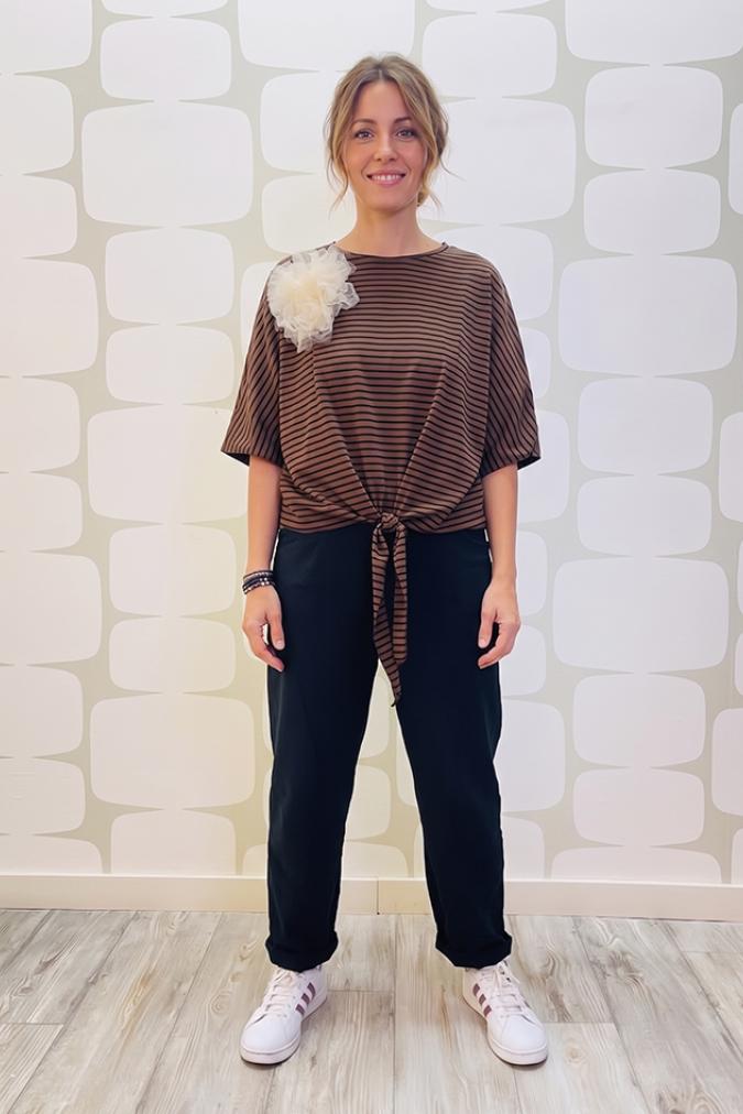 outfit con Blusa Dakota cacao e Pantalone June nero