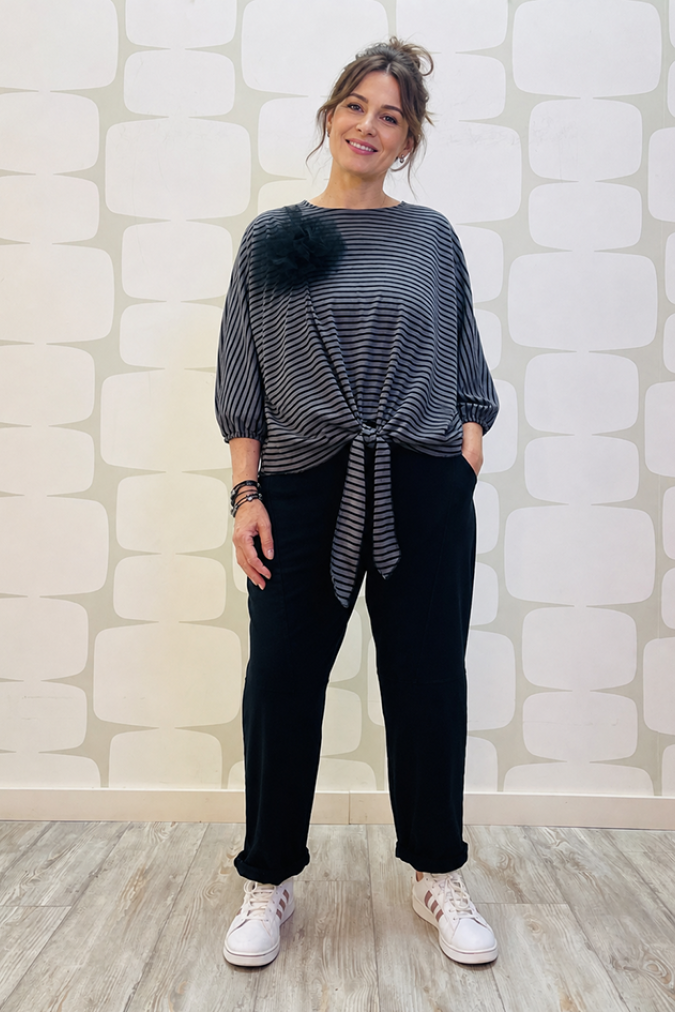 outfit con Blusa Dakota grigio e Pantalone June nero