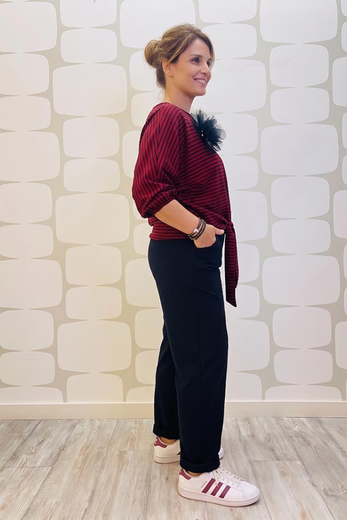 outfit con Blusa Dakota rossa e Pantalone June nero