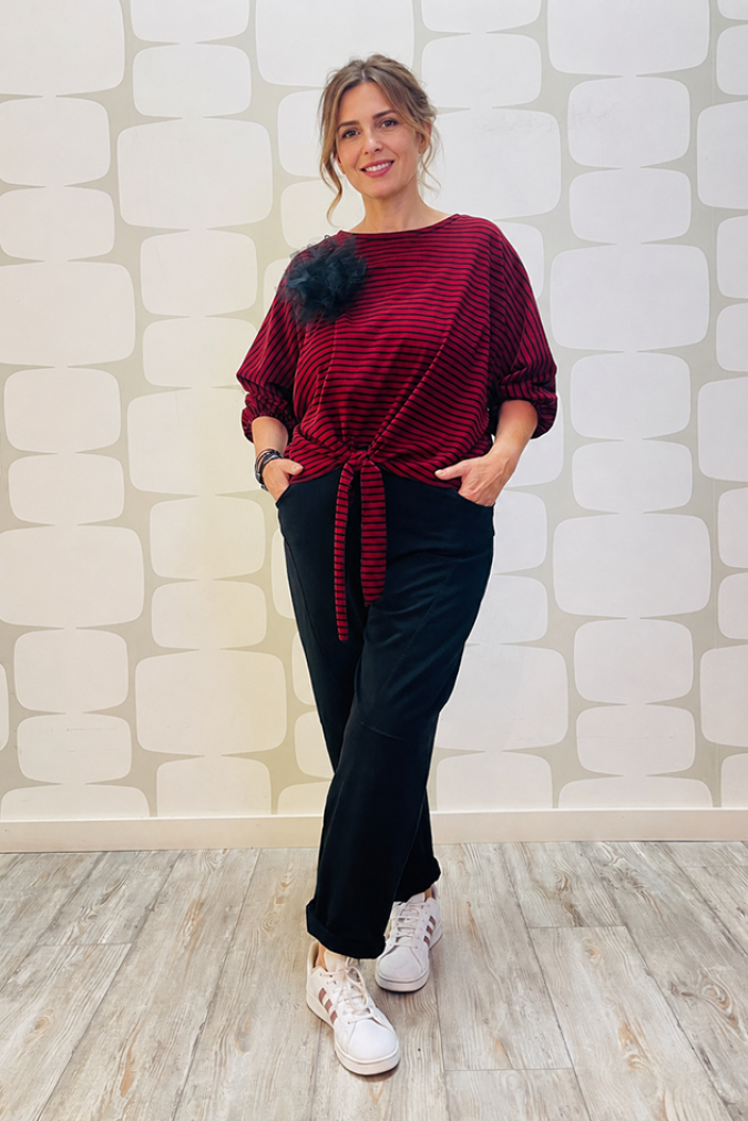 outfit con Blusa Dakota rossa e Pantalone June nero