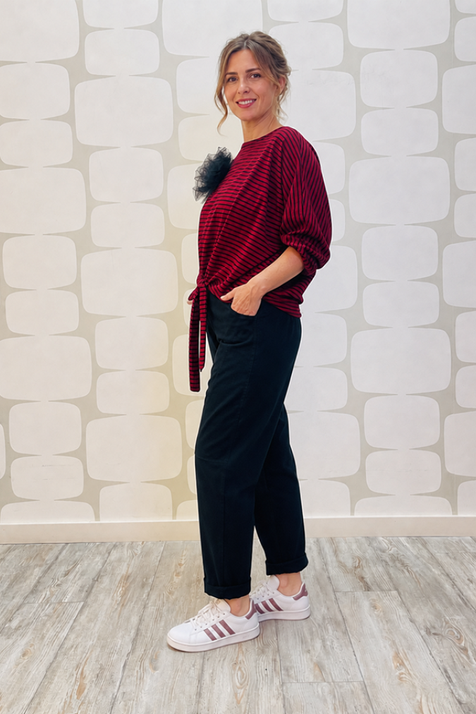 outfit con Blusa Dakota rossa e Pantalone June nero