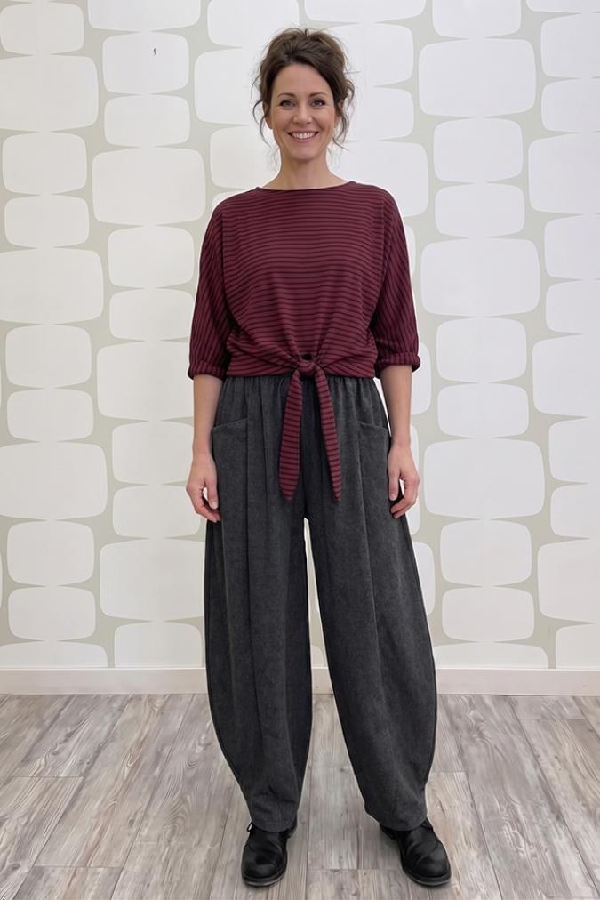 outfit con Blusa Dakota rossa e Pantalone Ealing grigio