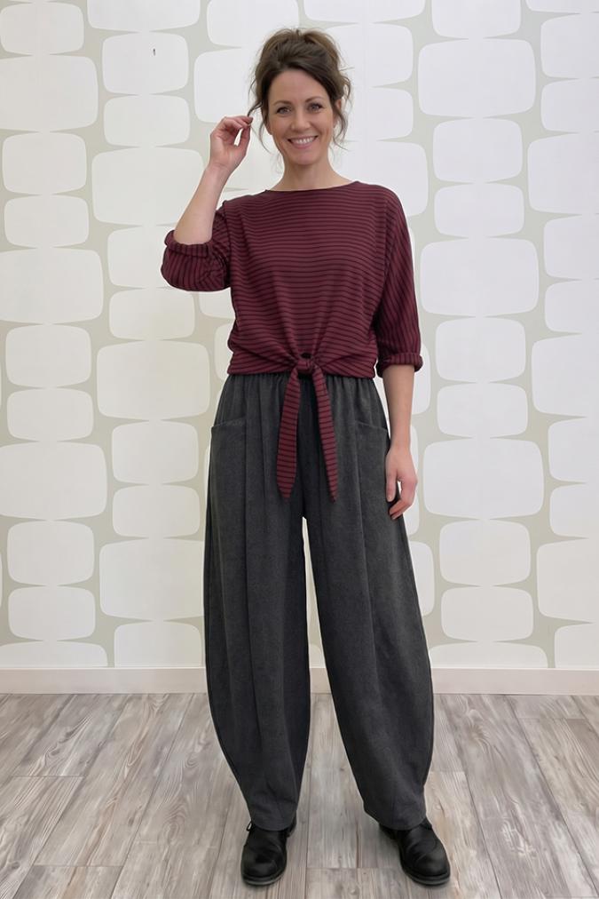 outfit con Blusa Dakota rossa e Pantalone Ealing grigio