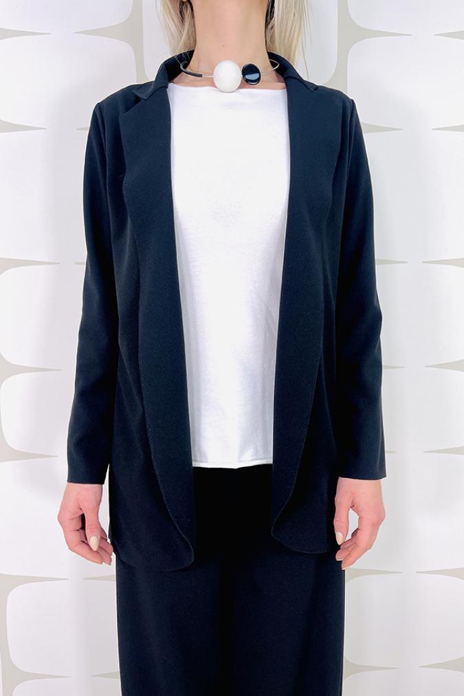 Giacca sartoriale modello grace nera con toppe a righe bianco nero sui gomiti