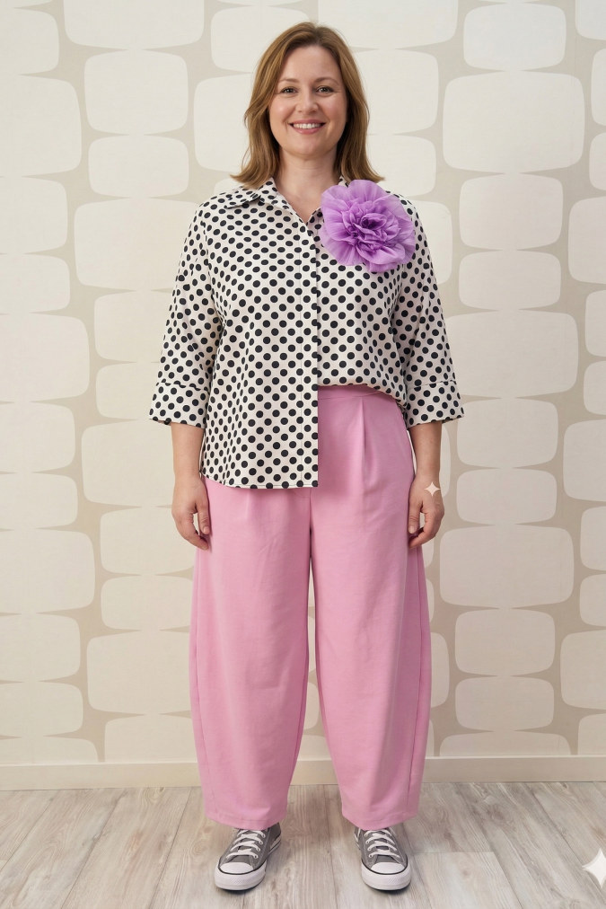 Outfit curvy con Blusa Henderson bianca a pois neri e Pantalone Hargrove rosa