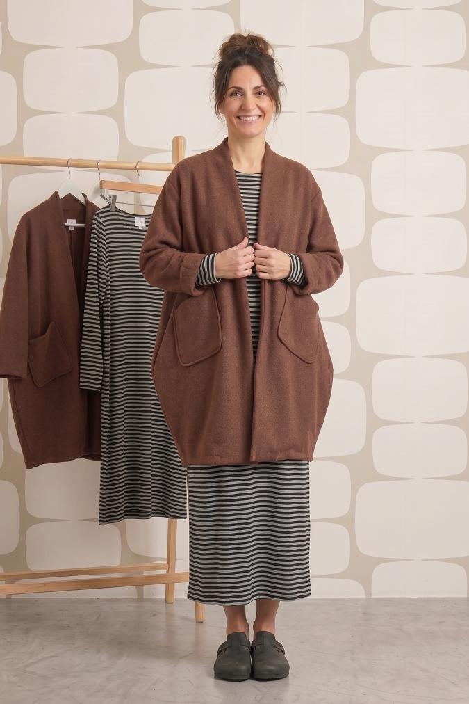 outfit Cappotto Henson cacao e Abito Pixie sartoriale a righe grigio e nere