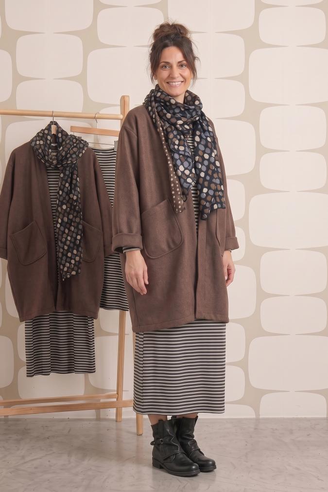 outfit Cappotto Henson cacao e Abito Pixie sartoriale a righe grigio e nere
