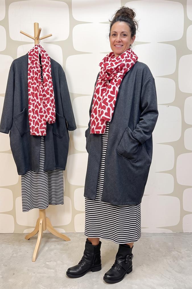 outfit Cappotto Henson nero e Abito Pixie sartoriale a righe grigio e nere