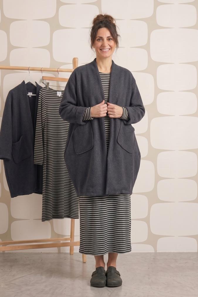 outfit Cappotto Henson nero e Abito Pixie sartoriale a righe grigio e nere