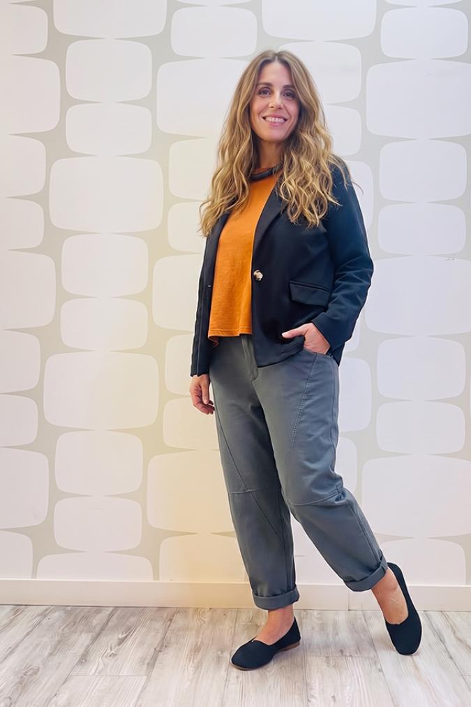 OUTFIT Giacca Willow nera, maglia peuplier arancio e Pantalone grigio