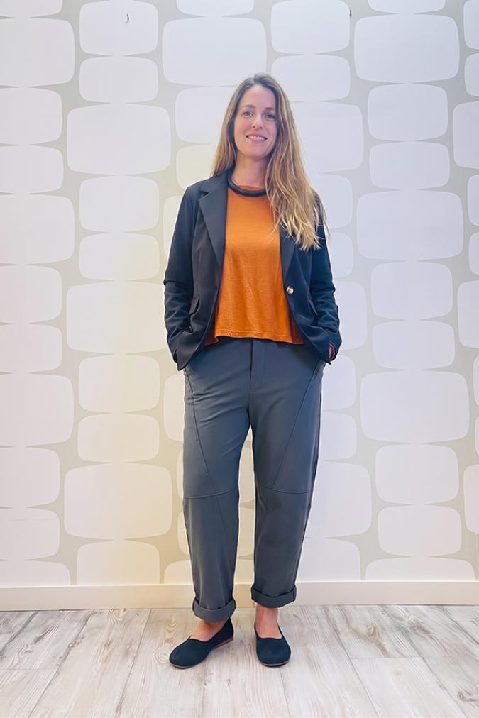 OUTFIT Giacca Willow nera, maglia peuplier arancio e Pantalone grigio