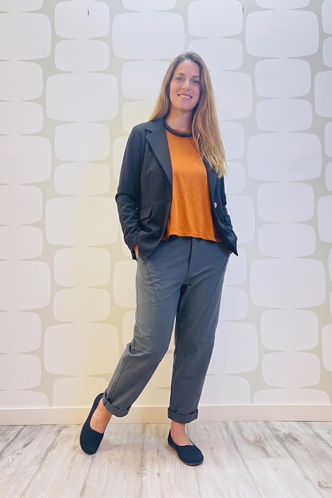 OUTFIT Giacca Willow nera, maglia peuplier arancio e Pantalone grigio