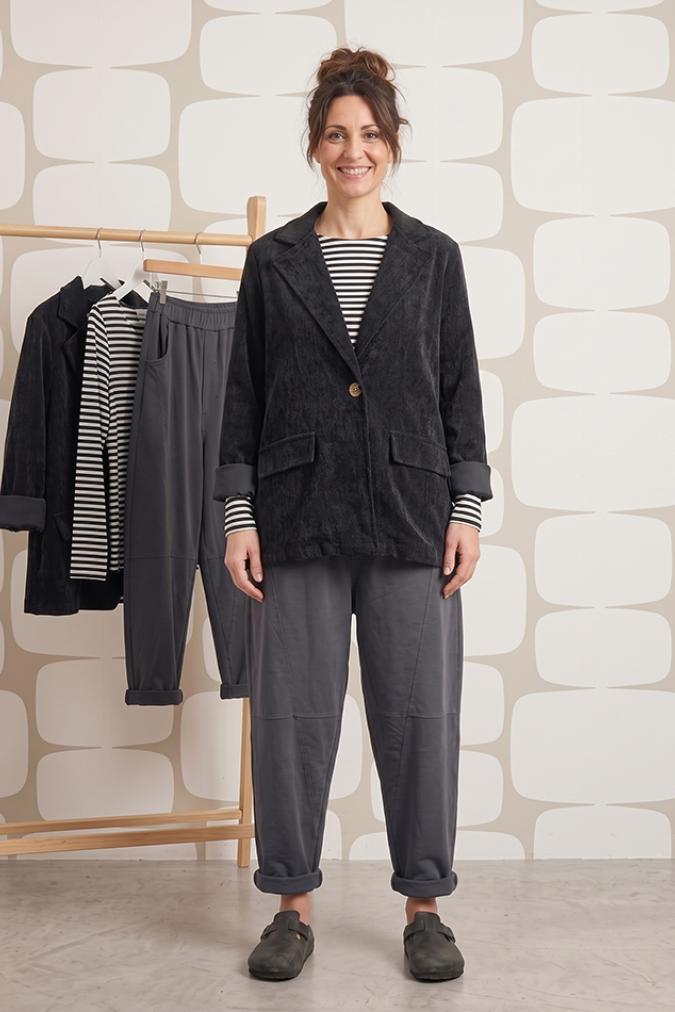 outfit con Giacca Parrish nero e Pantalone June grigio