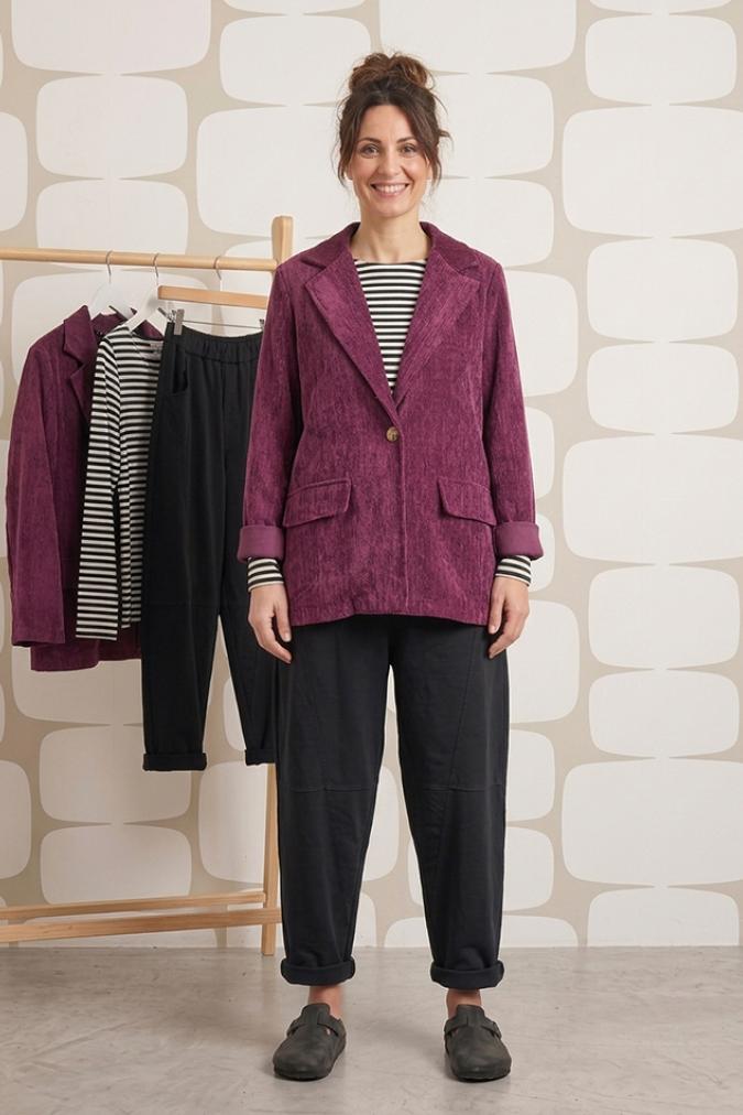 outfit con Giacca Parrish vino e Pantalone June nero