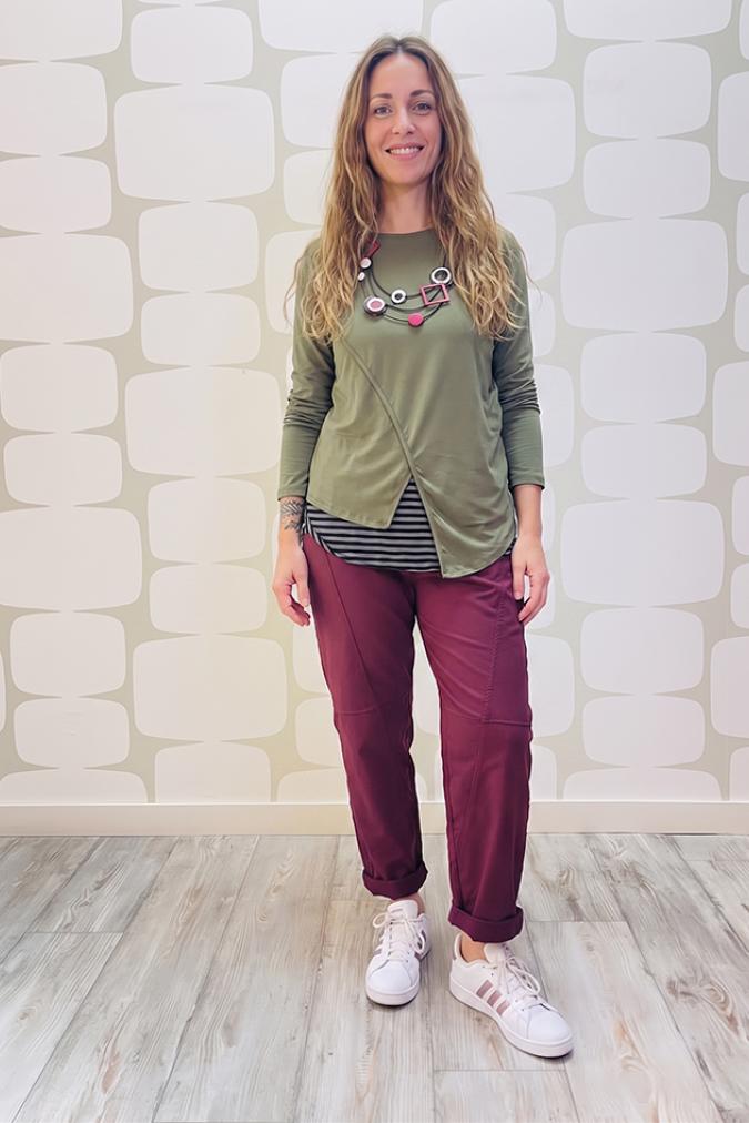outfit con Maglia Pavot verde, canotta a righe grigie e nere sartoriale e Pantalone June vino