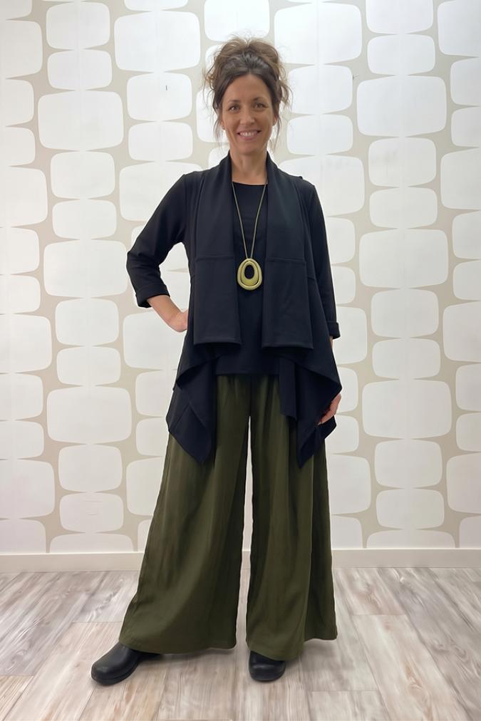outfit con Maglia Lilas nera e Pantalone Stevie verde, collana iggy verde