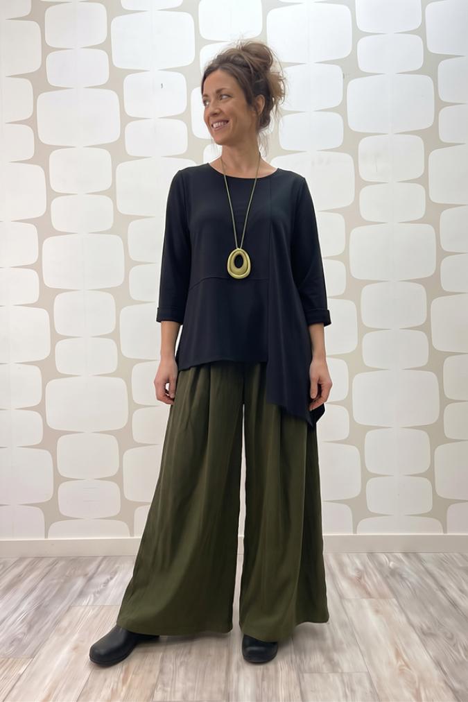 outfit con Maglia Lilas nera e Pantalone Stevie verde, collana iggy verde