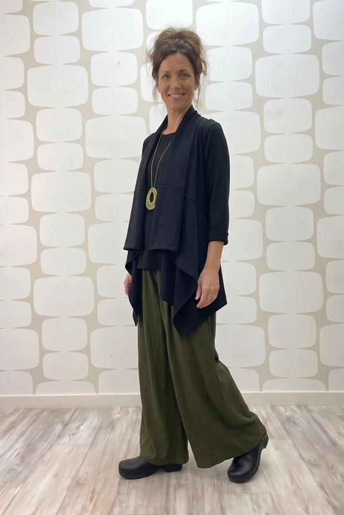 outfit con Maglia Lilas nera e Pantalone Stevie verde, collana iggy verde