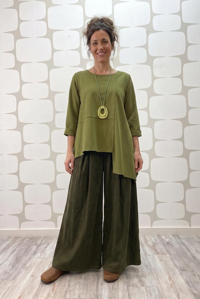 outfit con Maglia Lilas verde e Pantalone Stevie verde, collana iggy verde