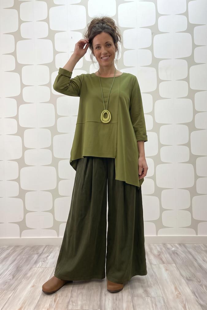 outfit con Maglia Lilas verde e Pantalone Stevie verde, collana iggy verde