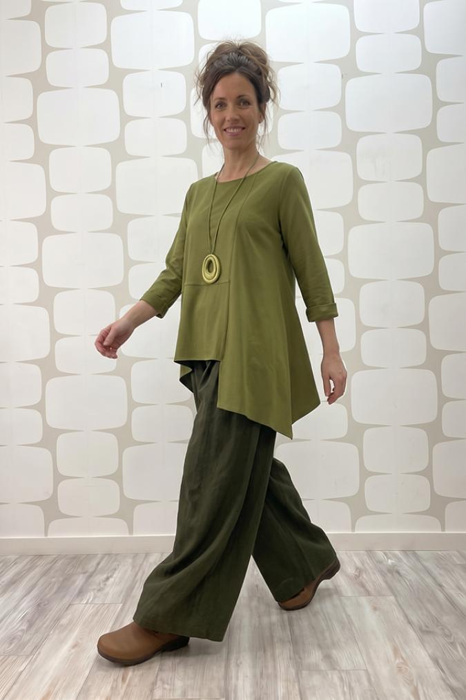 outfit con Maglia Lilas verde e Pantalone Stevie verde, collana iggy verde