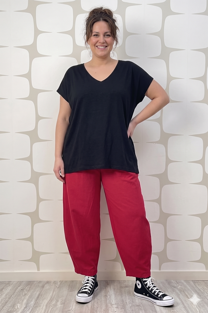 outfit curvy con Maglia Loretta nero e Pantalone Hargrove rosso