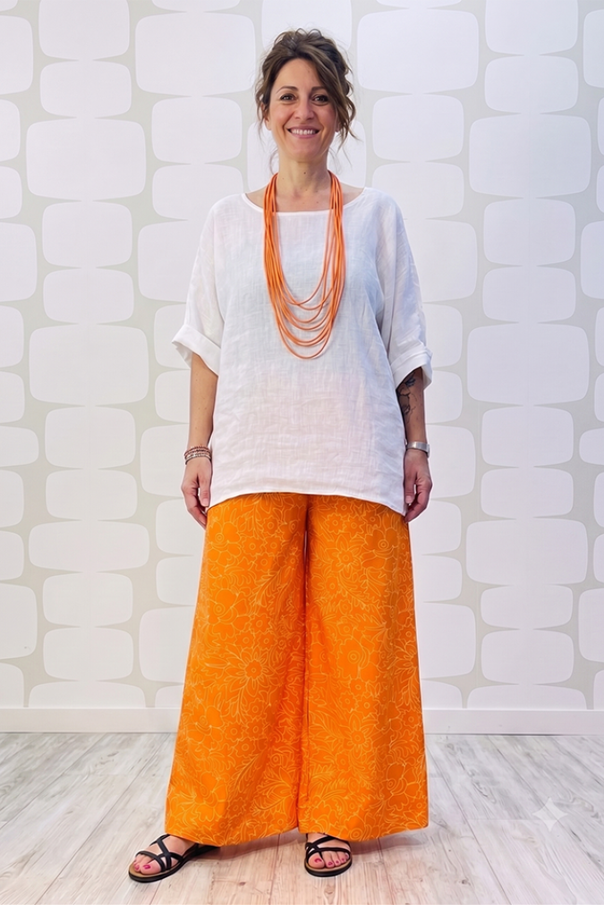 outfit con Blusa Cusco in lino bianca e Pantalone Nila arancio