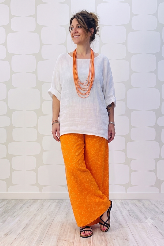 outfit con Blusa Cusco in lino bianca e Pantalone Nila arancio