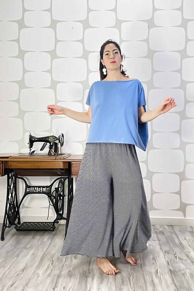Maglia nora hug sartoriale denim, con outfit con pantalone garis a righe nere e bianche sartoriale