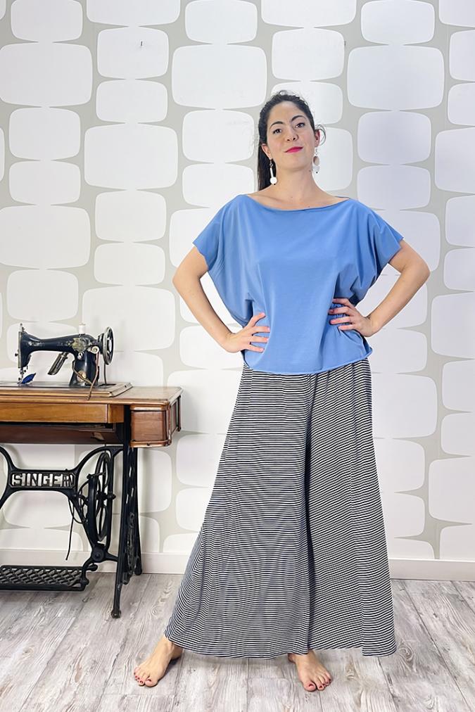 Maglia nora hug sartoriale denim, con outfit con pantalone garis a righe nere e bianche sartoriale