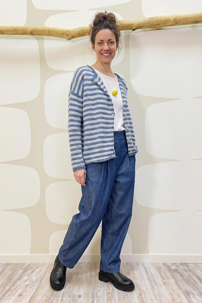 outfit con Maglia Queeny azzurro bianco e Jeans Muse