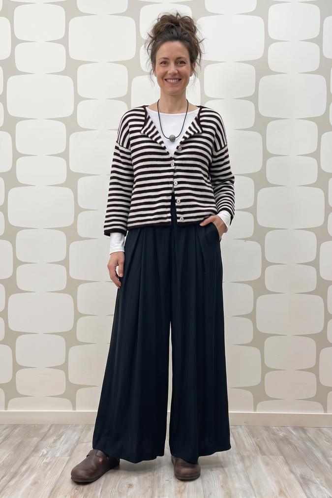 outfit Maglia Queeny bianco nero e Pantalone Stevie nero